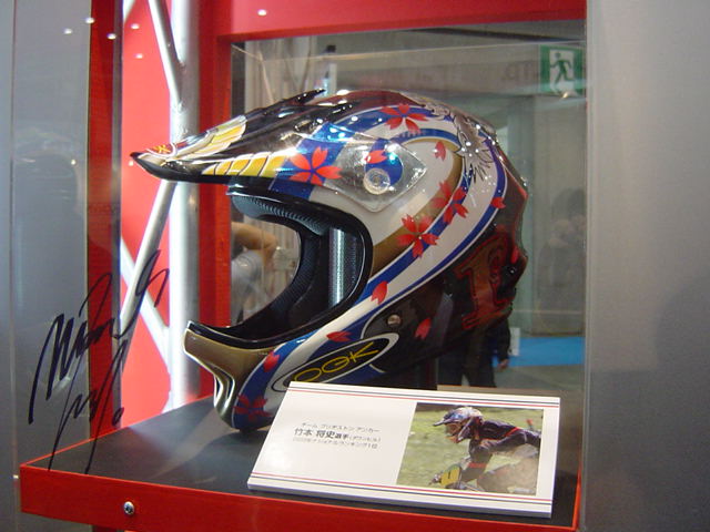 2004東京国際自転車展竹本選手のヘルメット。カラフルです。 登録日:2004年11月23日