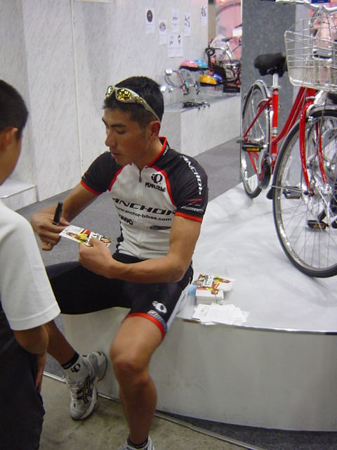 2004東京国際自転車展そして、福島選手は、ひとり最後までファンと会話しながらサインを丁寧にされていました。私達夫婦にも優しい言葉を掛けて頂きました。 登録日:2004年11月23日