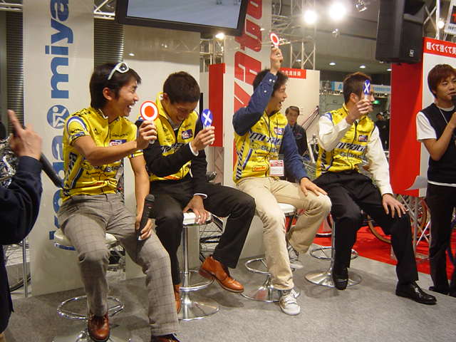 2004東京国際自転車展ミヤタブースにて、神奈川地域で走る若手４名。自分が１番だと思っているに対する回答を○×で。残念ながら写っていませんが、横に栗村監督がいらしゃいました。左の淵に腕だけ。